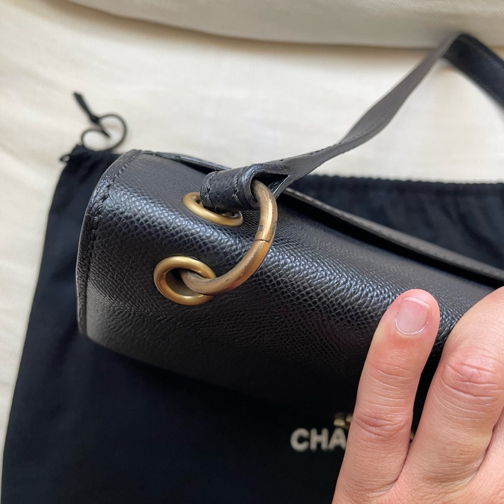 Vintage Chanel Classic Black Shoulder Bag with Gold Accents - Picture 6 of 15